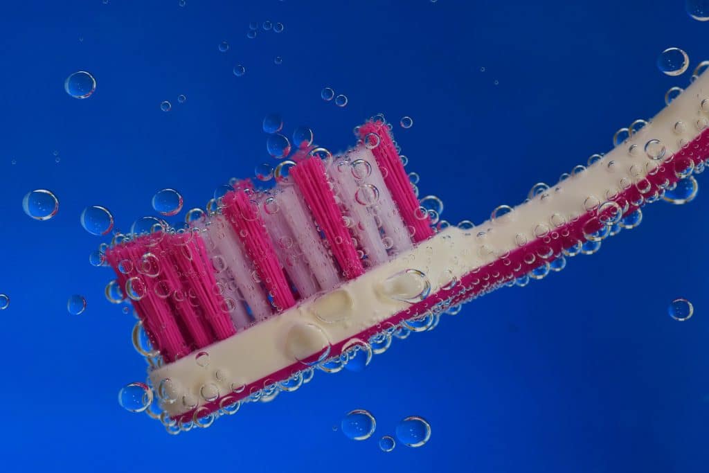 5 formas de limpiar tu cepillo de dientes